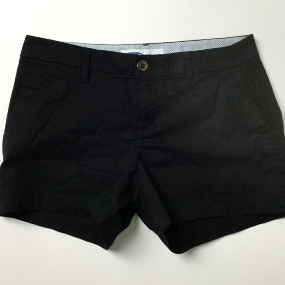 Black Old Navy khaki shorts